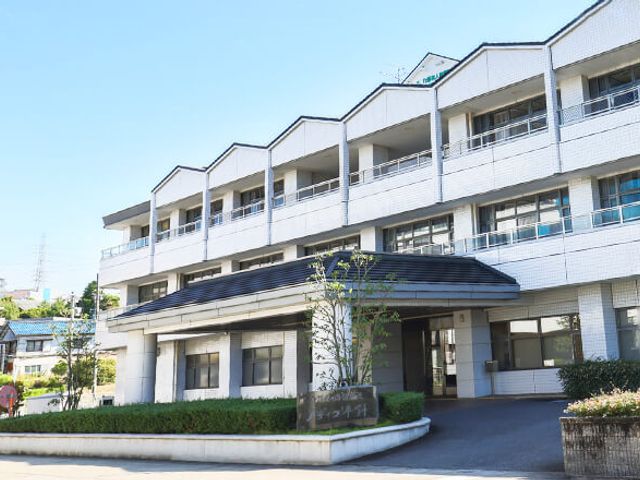 白い外観の建物 外観 白い建物は清潔感があり、明るく開放的な印象を与えます。職場として快適な環境です。