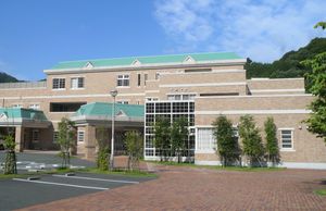 広々とした施設の外観