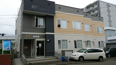 シンプルな外観の施設