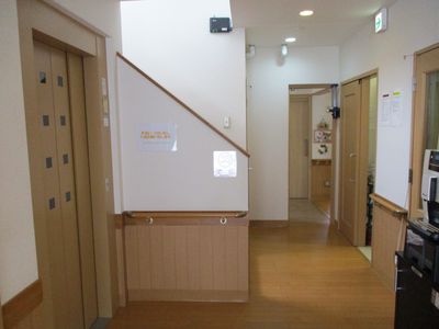入居者のサポートをするスタッフ