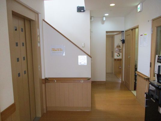 入居者のサポートをするスタッフ