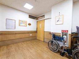 廊下に車椅子と掲示物