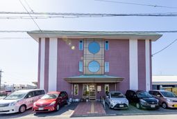 ピンクの壁の建物正面