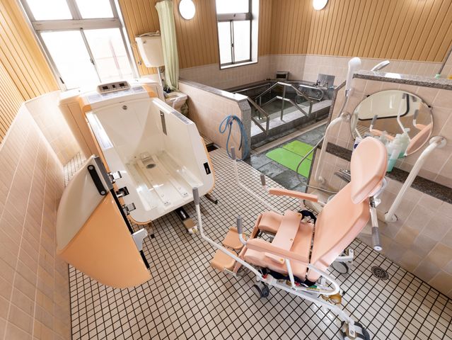 バリアフリー設計の浴室 浴室 安全に配慮した設備の整った浴室です。介護を必要とする方も快適にご利用いただけます。