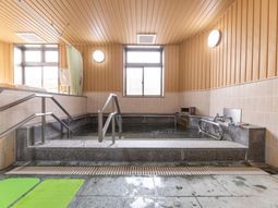 木目調の温かみのある浴室