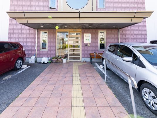 ピンクの建物のエントランス