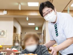 スタッフがお世話をする様子