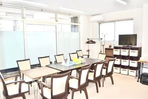 柔らかな光が入るラウンジ