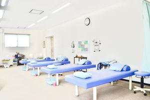 リハビリ用ベッドが並ぶ部屋