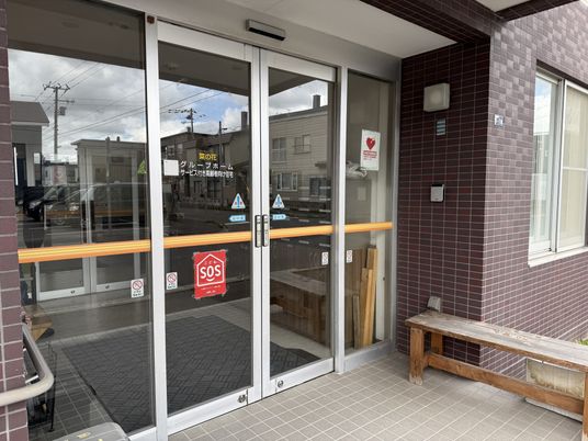 光が差し込む出入口