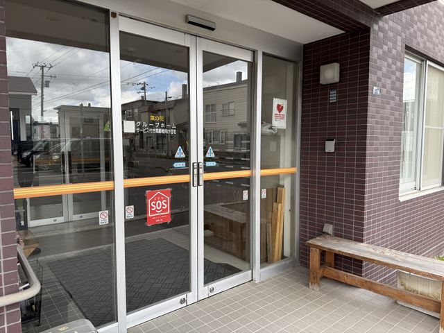 光が差し込む出入口 エントランス 自然光が差し込む開放的な出入口です。外の景色を楽しみながら、快適に利用できます。