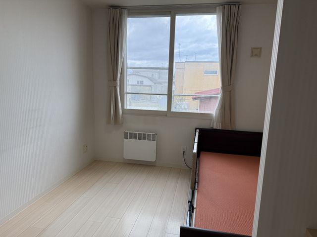 自然光あふれる居室 居室 大きな窓から自然光が差し込む明るい部屋です。静かでプライベートな空間が確保されています。