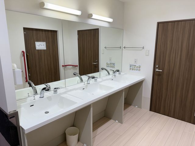 広々とした洗面台 洗面台 明るく広々とした洗面台で、清潔感のある空間です。使いやすさを重視した設備が整っています。