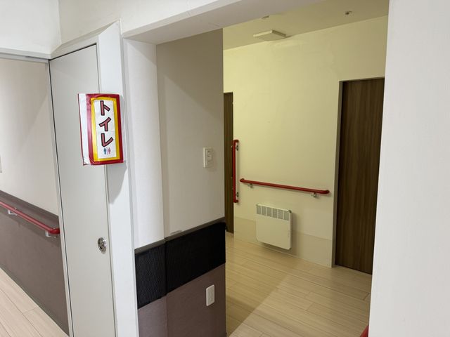 清潔で使いやすいトイレ トイレ 使いやすいトイレは、安全バーも設置され、快適で安心して利用できます。