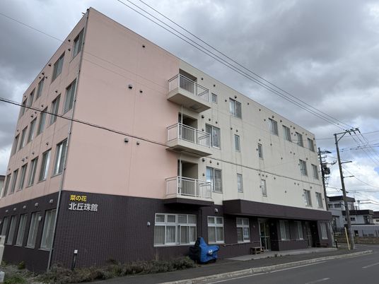 落ち着いた色の外観