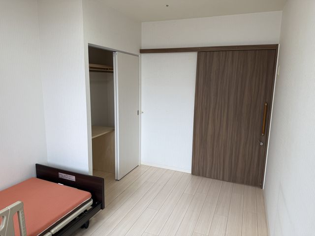 シンプルなベッドとクローゼットの居室 居室 シンプルで過ごしやすいお部屋です。クローゼットがあり、整理整頓が簡単にできます。