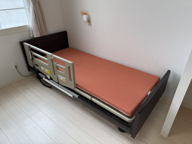 ベッドのある居室 居室 シンプルで機能的なベッドが設置された居室空間です。自然光が差し込み、明るい雰囲気を感じられます。