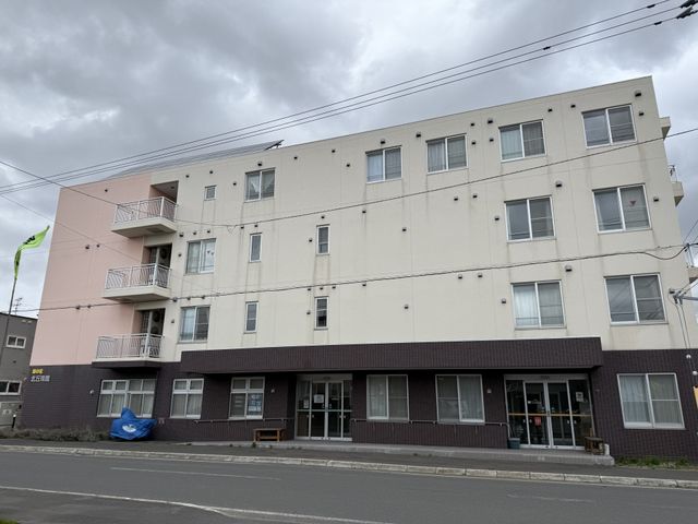 3階建ての建物外観 外観 広々とした3階建ての建物です。雨の日も安心のしっかりした作りになっています。