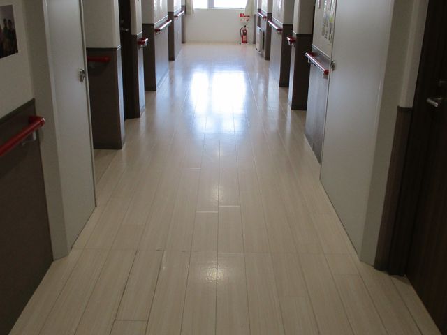 ゆとりある廊下 廊下 広々とした廊下での快適な勤務環境を提供いたします。お待ちしております。