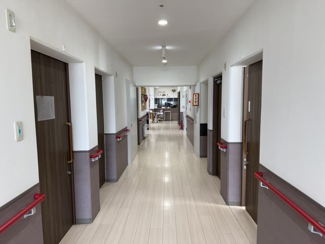 明るい廊下 廊下 手すりが設置された広々とした廊下は、移動しやすい空間を提供しています。