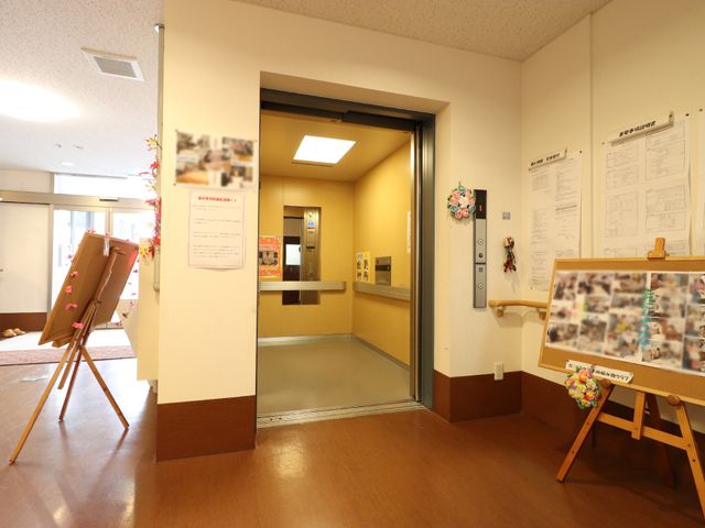 明るい廊下のエレベーター
