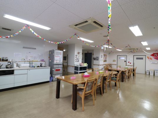 装飾ある広々とした食堂