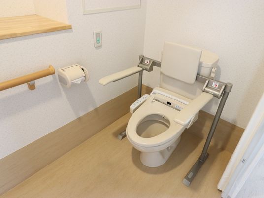 バリアフリー設計のトイレ