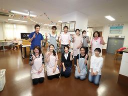 元気なスタッフの集合写真