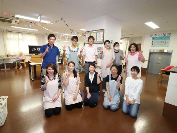 元気なスタッフの集合写真