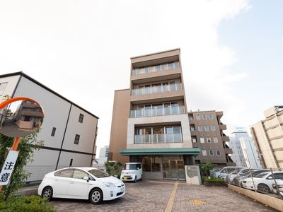 都市型の建物エントランス
