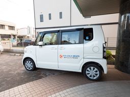 施設専用の送迎車