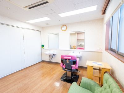 明るい室内と理美容椅子