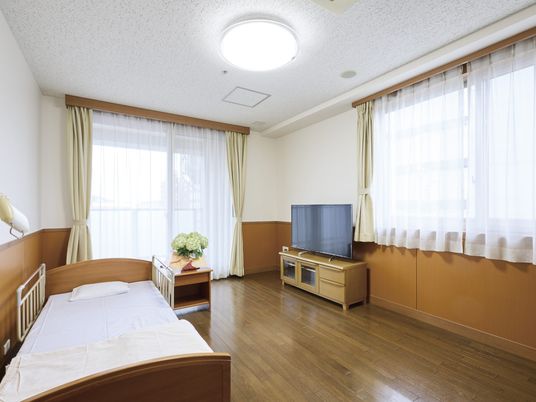 明るい洋室の居室  
