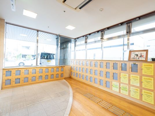明るいロビーの案内掲示板