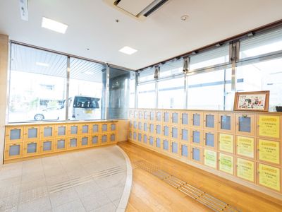 明るいロビーの案内掲示板