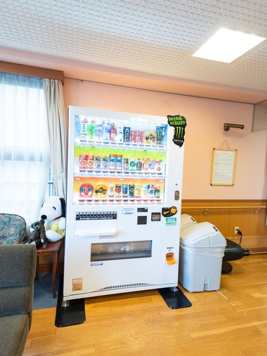 自動販売機とぬいぐるみがある部屋