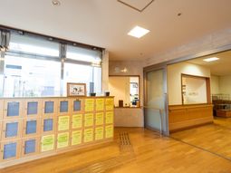明るい受付と掲示板