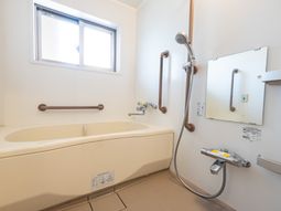 安全な手すり付き浴室