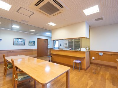 明るい食堂の様子