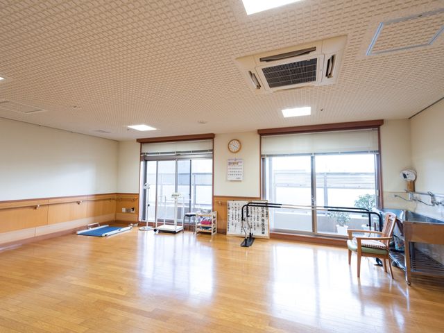広々した明るいリハビリ室