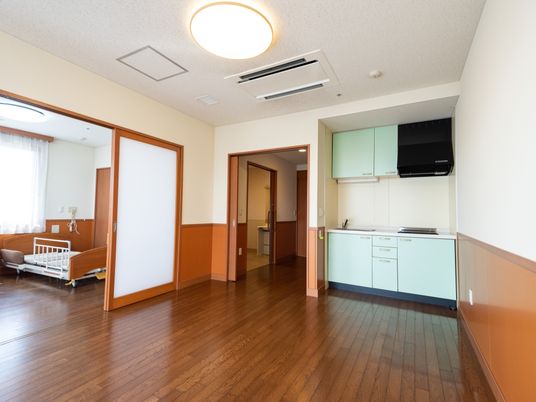 明るい居室の一角