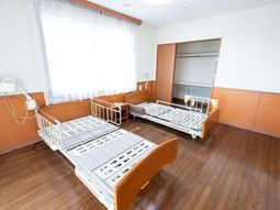 安全なベッドのある居室