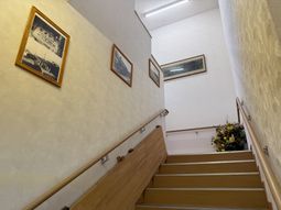 絵が飾られている廊下