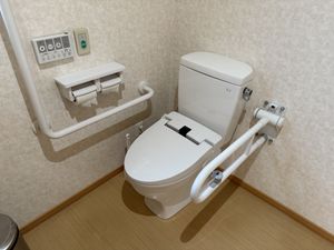 手すり付きの設備トイレ