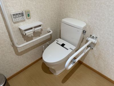 手すり付きの設備トイレ