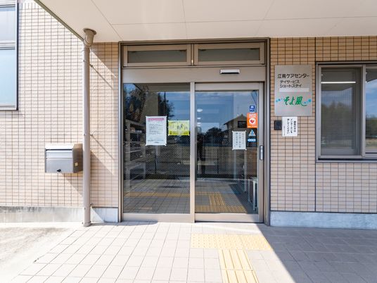 明るい施設のエントランス
