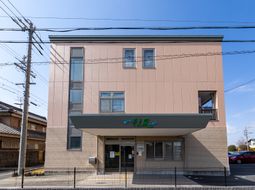 明るい色の建物外観