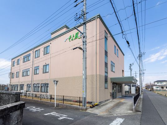 ピンクの外壁の建物