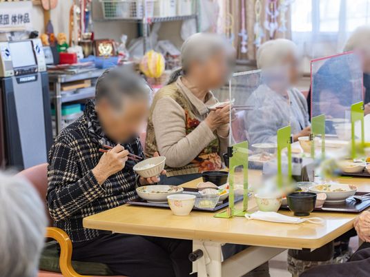 共同食堂での食事風景