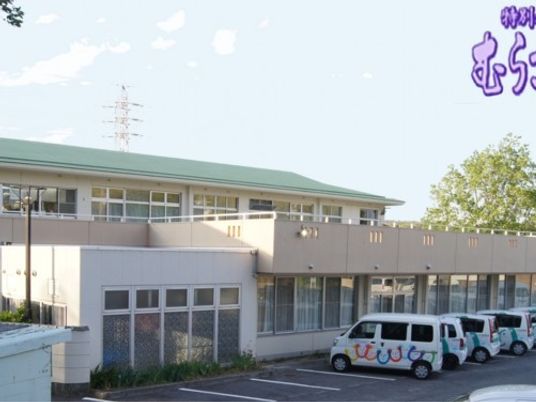 施設外観と駐車場  